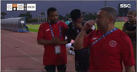 متعب الحربي لاعب الشباب يخرج متأثراً بإصابته خلال لقاء الفيحاء