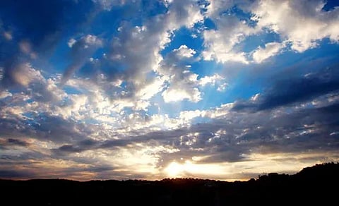 خريف يبدأ وعواصف تقل.. "المسند": قد يُشعل الناس النار مساءً بالبر شمالاً!