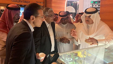 محافظ شقراء يزور "متجر نوق" لمنتجات حليب الإبل ويطلع على أقسامه ومنتجاته