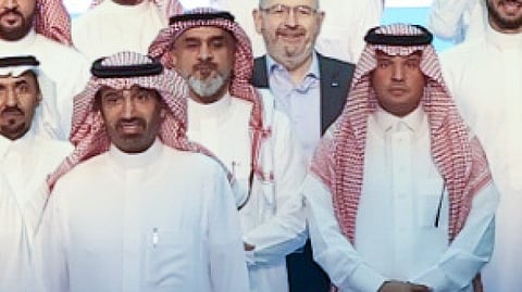 وزير الموارد البشرية والتنمية الاجتماعية يكرّم "الاستشاريون لطب العيون"