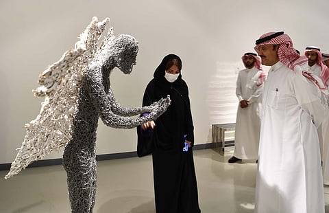 بالصور.. جمعية "الزهايمر" تقيم المعرض التشكيلي الأول تزامنًا مع حملتها "أحتاجك"