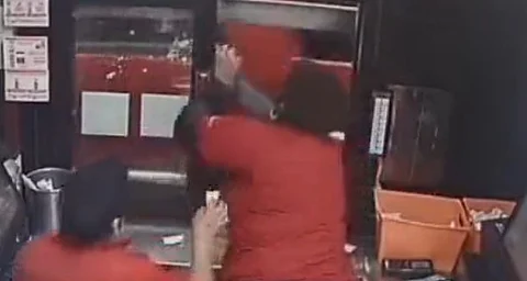 ردّ فعل جنوني.. فتحت النار على أحد الزبائن بسبب شجار حول البطاطس "فيديو"