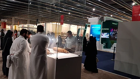 بالصور.. مخطوطة نادرة للتوراة باللغة العبرية تجتذب زوَّار "كتاب الرياض"