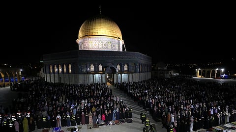 قوات الاحتلال تغلق أبواب المسجد الأقصى المبارك وتعتدي على المصلين