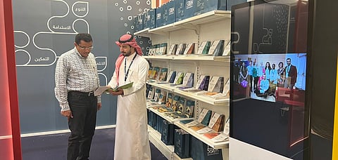 مدير جناح شروع سلام للتواصل الحضاري بمعرض الكتاب فيصل الشقحاء متحدثاً إلى المحرر