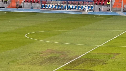 وزير الرياضة يوجّه بالتحقيق في التغيير الذي لوحظ على جزء من أرضية ملعب الأمير عبد الله الفيصل
