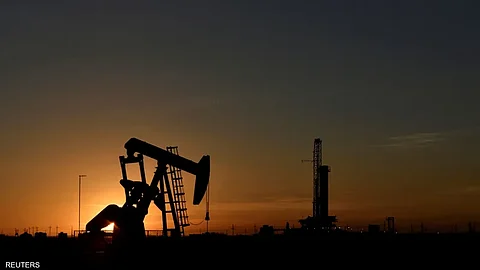 انخفاض أسعار النفط إلى 65.58 دولارًا للبرميل