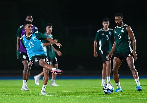 لاعبو المنتخب السعودي لكرة القدم تحت 23 سنة يؤدون التدريبات