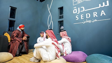 راوي "روشن" يحكي قصة لزائري جناحها في معرض كتاب الرياض