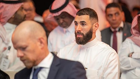 شاهد.. "بنزيما" بالزي السعودي في حفل قرعة كأس العالم للأندية