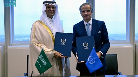 الأمير عبدالعزيز بن سلمان ورافائيل غروسي يوفعان الاتفاقية