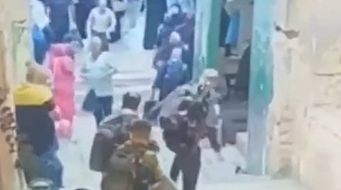 شاهد.. اعتداءٌ وحشي على سيدة فلسطينية بأقدام شرطي إسرائيلي ثم اعتقالها