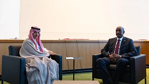 وزير الخارجية يلتقي "البرهان" ويبحثان مستجدات الأوضاع في السودان