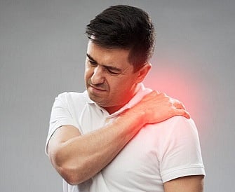 لا تخلط بينه وبين أمراض القلب.. طبيب روسي يوضح سبب ألم الكتف