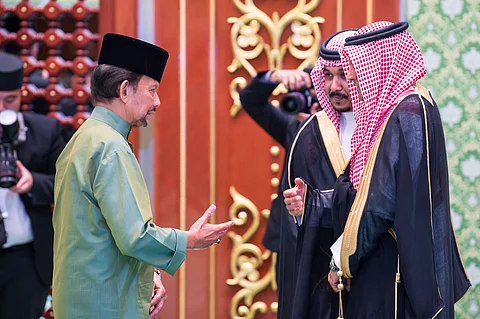 السفير البريثن يقدم أوراق اعتماده لسلطان بروناي دار السلام