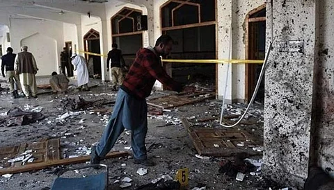 مقتل 3 أشخاص وإصابة 5 آخرين بجروح جراء انفجار في مسجد شمال غرب باكستان