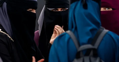 البرلمان السويسري يقر قانونًا يحظر ارتداء "النقاب" في الأماكن العامة