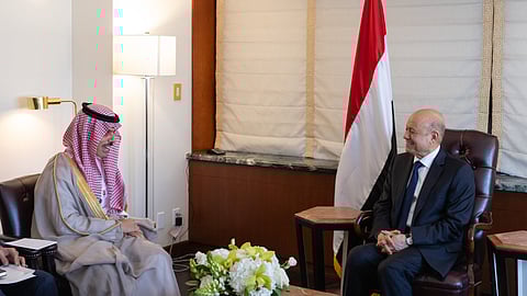 رئيس مجلس القيادة الرئاسي اليمني يستقبل وزير الخارجية ويستعرضان أوجه العلاقات الثنائية