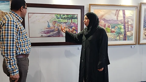 مسؤولة معرض الفن التشكيلي العماني عواطف بنت علي الفزاري تتحدث إلى المحرر
