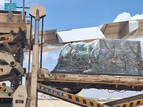 على متنها 90 طنًا من المساعدات.. الطائرة الإغاثية السعودية الرابعة تصل بنغازي