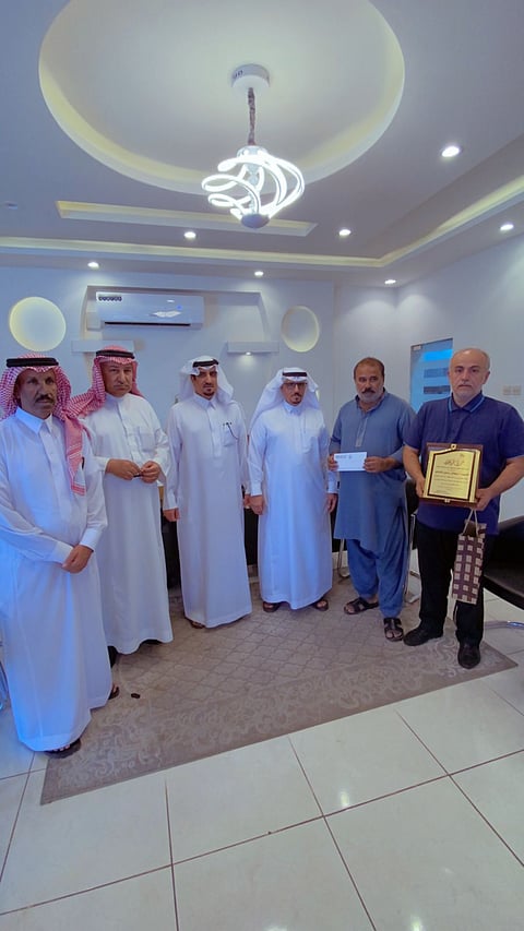 بطولة مقيم سوري تنقذ محطة وقود من الاحتراق بتيماء.. ومالكها يُكَرّمه "صورة"