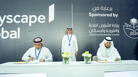 عبدالرحمن الطويل وبندر الخضيري يوقعان الاتفاقية