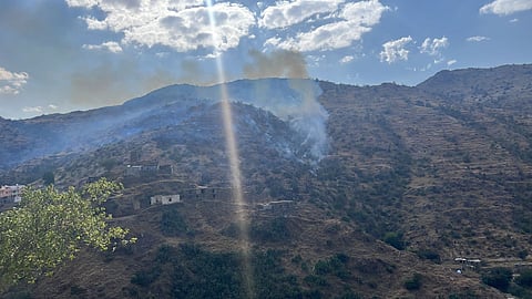 "مدني الباحة" يباشر حريقًا في جبال دوس محوية بـ"المندق"