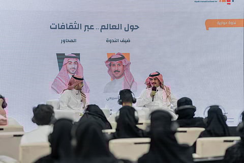 الرحالة السعودي ثواب السبيعي خلال ندوة (حوار العالم ..عبر الثقافات)