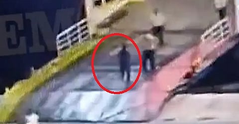 دفَع حياته ثمنًا لتأخره عن وسيلة مواصلات.. شاهد "فيديو العبّارة المؤلم" من اليونان