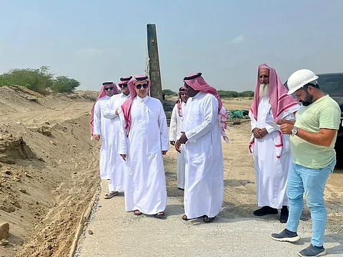 محافظ الليث يتفقد مشروع درء أخطار السيول وتصريف مياه الأمطار