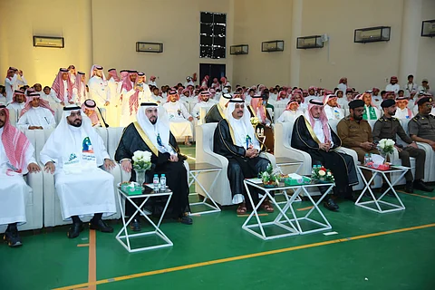 محافظ المجمعة يُشارك طلاب مدرسة الأرطاوية احتفالهم باليوم الوطني