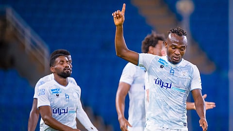 فرحة لاعبي الأخدود بتسجيل هدف في مرمى الرئد