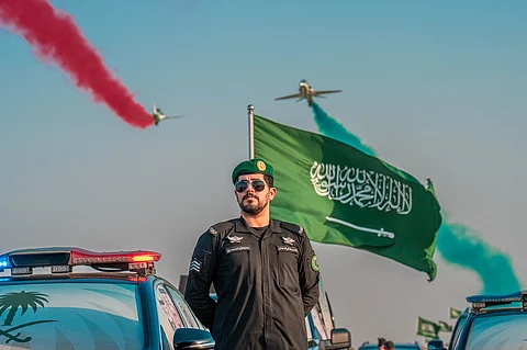 سكان الرياض يستمتعون باستعراضات مبهرة في الجو ومسيرة عسكرية على الأرض