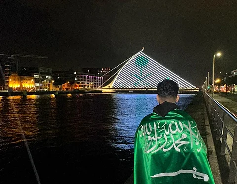 بمناسبة اليوم الوطني السعودي.. جسر "صامويل بيكيت" الشهير في دبلن يضيء أنواره بعلم المملكة