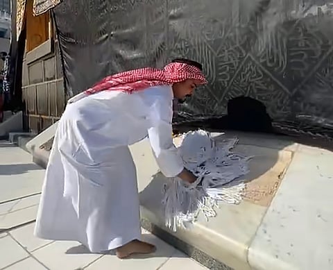 شاهد.. هكذا يتم تنظيف وغسيل بيت الله الحرام