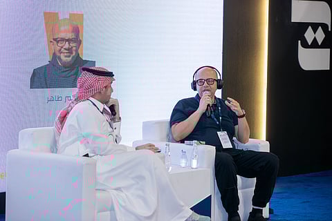 الكاتب المصري عمر طاهر خلال ندوة "حدوتة في الكتابة وأهلها"