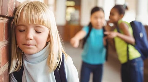 كوابيس وكدمات وفقدان ثقة.. 6 أعراض لـ"التنمر المدرسي" تُوَضحها "الصحة"