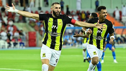 نجم ريال مدريد "فينيسيوس" يتفاعل مع هدف بنزيما في الكلاسيكو