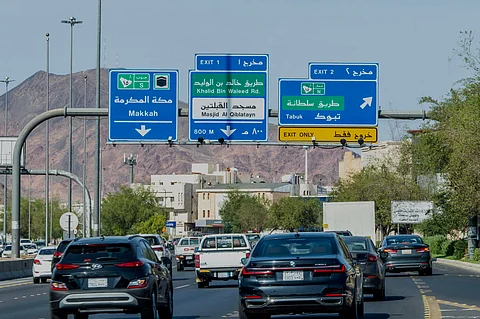 شاهد.. اللوحات الإرشادية للطرق في المدينة المنورة تتزين بخط "المدينة"