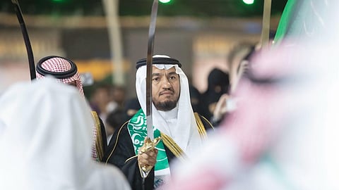 محافظ حريملاء عبدالرحمن الغملاس يؤدي العرضة السعودية احتفاء باليوم الوطني الـ93