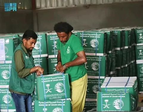 "سلمان للإغاثة" يوزّع أكثر من 161 طنًّا من السلال الغذائية في مديريتَي الخوخة وحيس بالحديدة