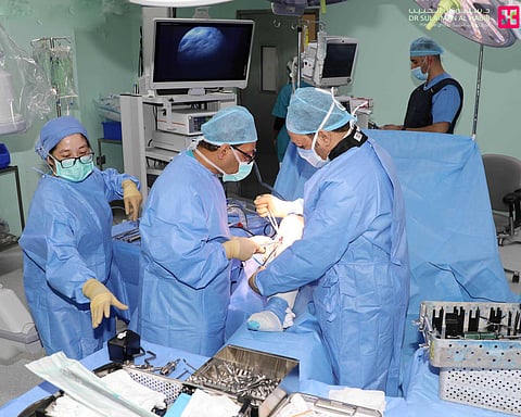 مستشفى الدكتور سليمان الحبيب بالقصيم ينهي معاناة "سبعيني" بعملية نوعية لاستبدال مفاصل الركبتين