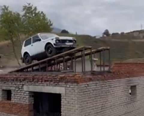 فيديو رجل يقفز بسيارته من مبنى إلى آخر.. شاهد النهاية الكارثية