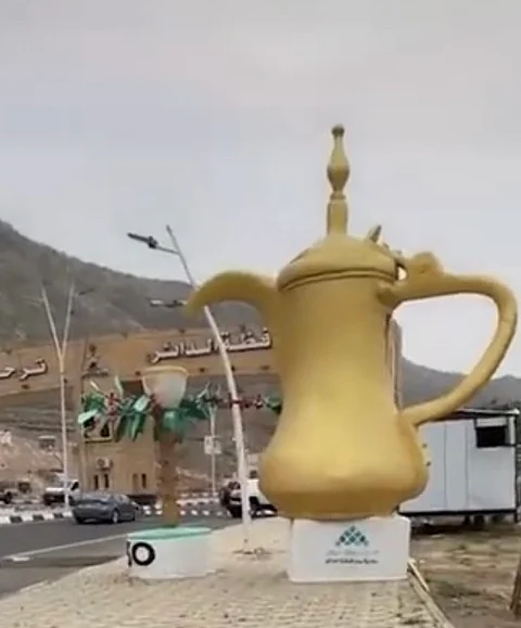 مجسم "الدلة" بالدائر يفتح خلافاً بين مواطن والبلدية.. مناقصة أم مبادرة؟ اتجه للإمارة