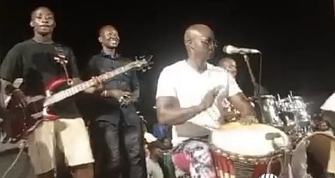 النيجر.. آلاف يحتفلون برحيل السفير الفرنسي في حفل موسيقي