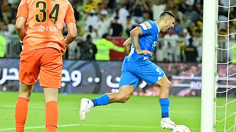 فرحة ألكساندر ميتروفيتش لاعب الهلال بتسجيل هدف في مرمى الاتحاد