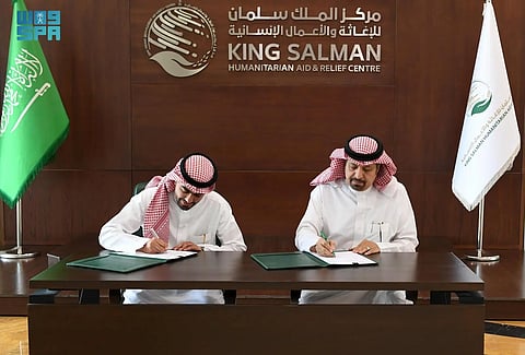 "إغاثي الملك سلمان" يوقع اتفاقية مع جمعية البلسم لتنفيذ برامج تطوعية خارج المملكة