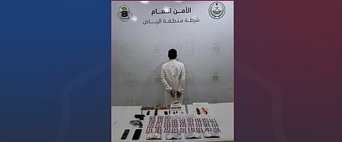 شرطة الرياض تقبض على مواطن لترويجه مواد وأقراصًا مخدرة