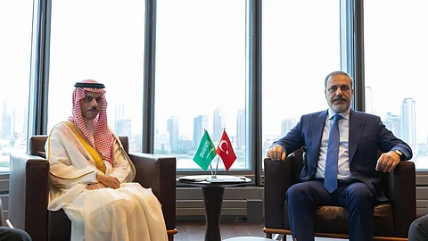 الأمير فيصل بن فرحان خلال لقائه وزير خارجية تركيا هاكان فيدان