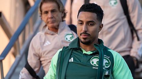 سالم الدوسري لاعب المنتخب السعودي أثناء وصول البعثة إلى نيوكاسل الإنجليزية